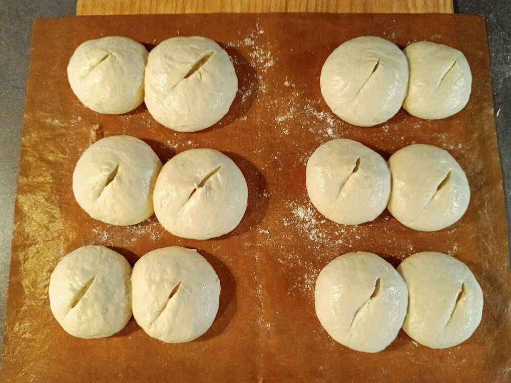 Ein kleiner Schnitt und etwas abgesprüht.