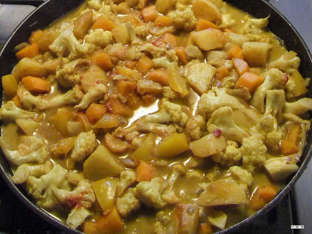 Wohlschmeckendes Curry mit Kartoffel, Karotte, Blumenkohl, Paprika und ei paar Erbsen.