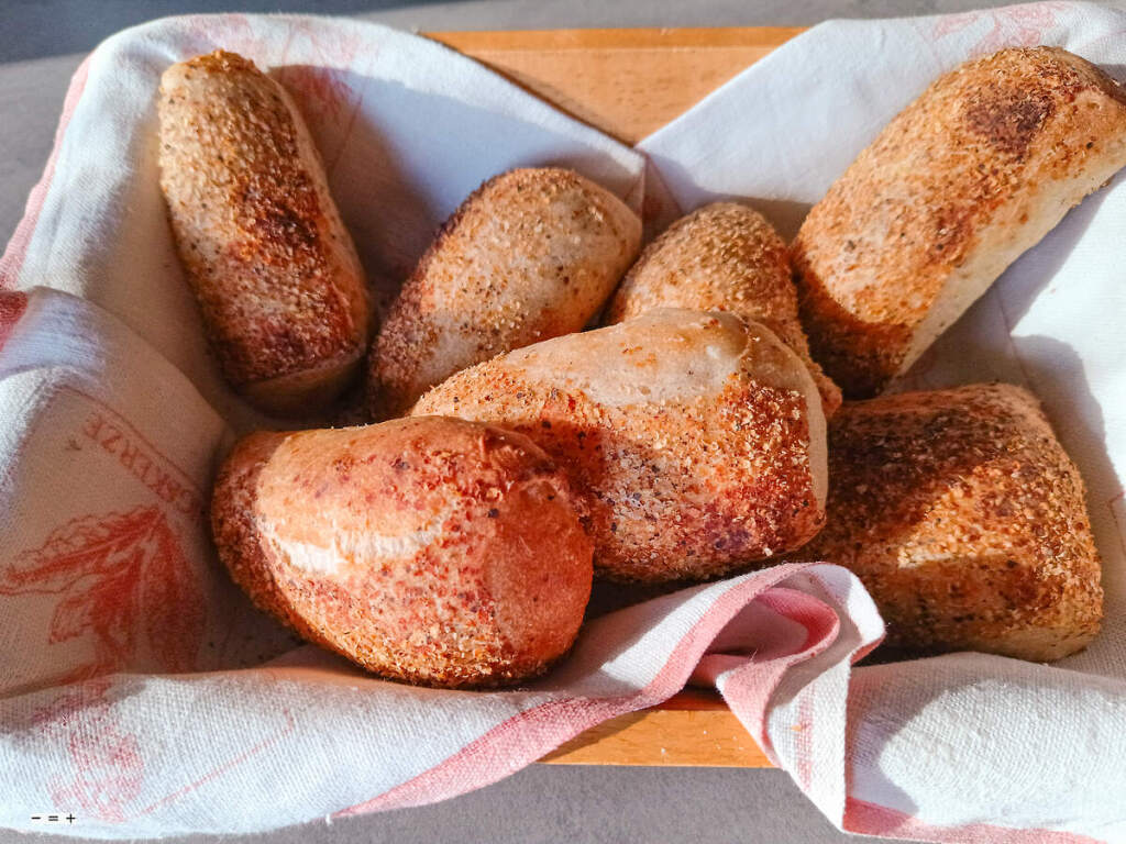 Mailänder Brötchen in einem Brotkorb.