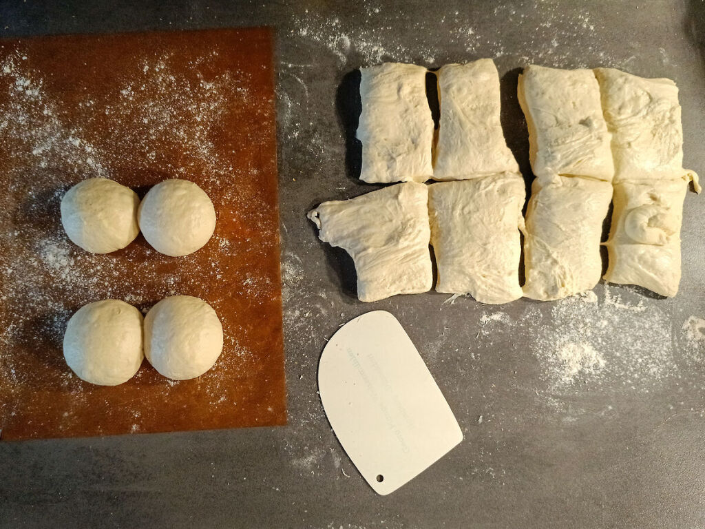 12 Stücke werden abgestochen, auf Spannung gebracht und rundgeschliffen.