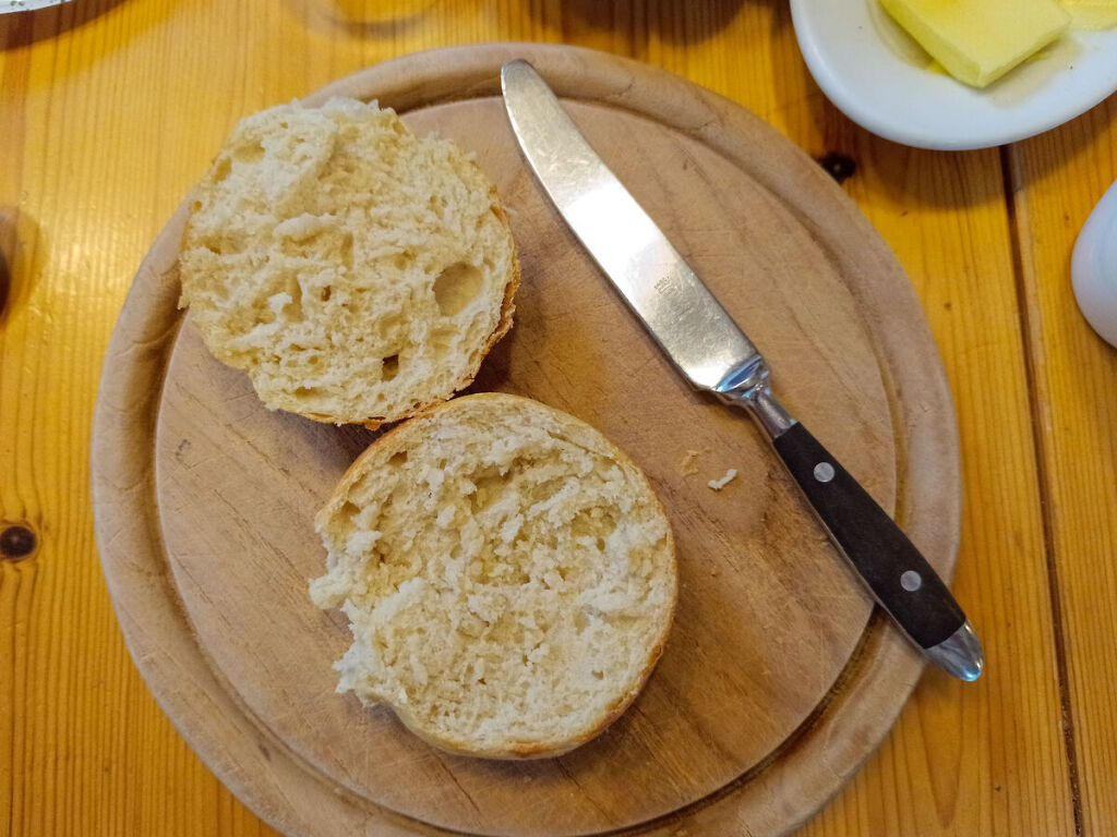 Die frischgebackenen Brötchen haben eine luftige Krume und duften herrlich.